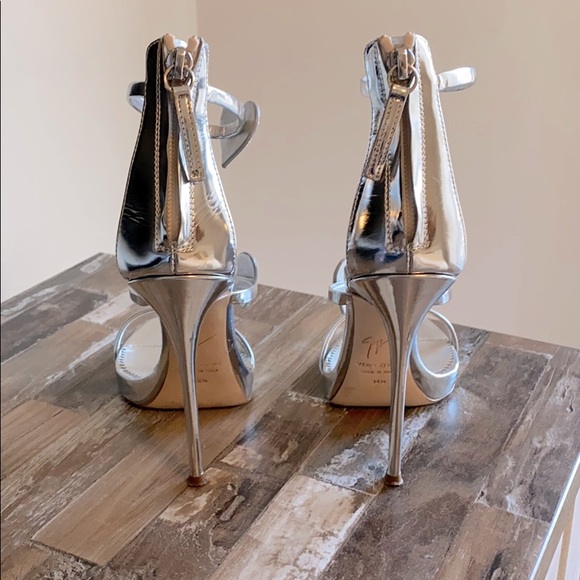 Giuseppe Zanotti
Coline Swarovski heart sandals. - Picture 4 of 4